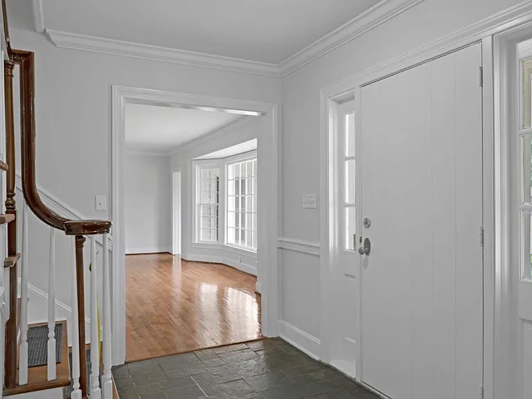 306 Granville Dr — Photo 3