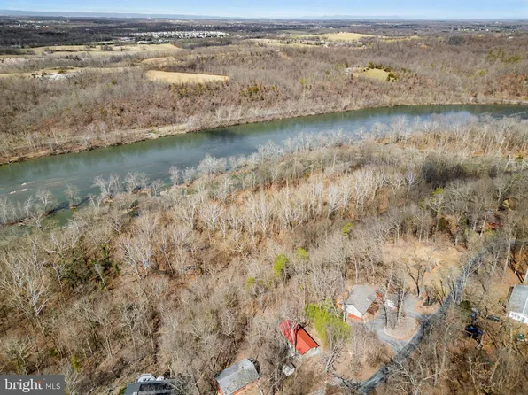 303 Long Leaf Ln, Harpers Ferry, WV 25425