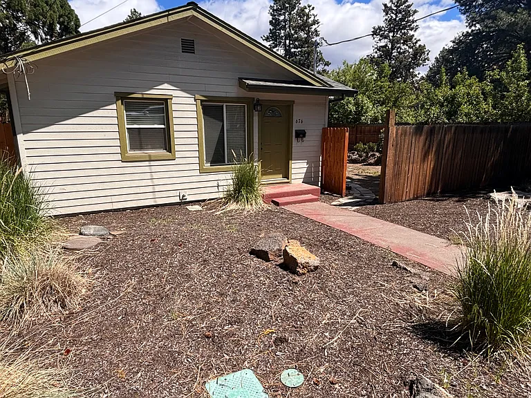 676 NE Franklin Ave — Photo 5