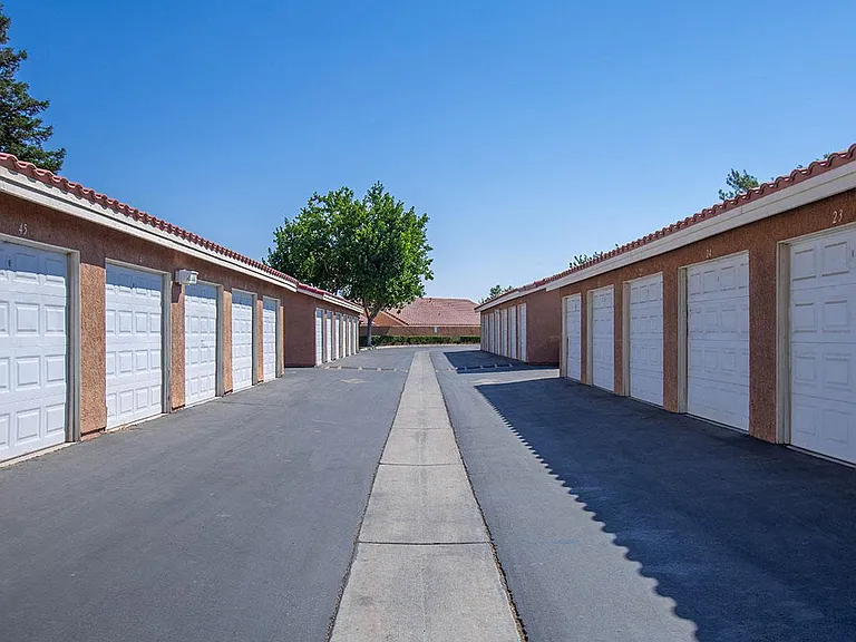 Sunset Pointe Apartments — Photo 12