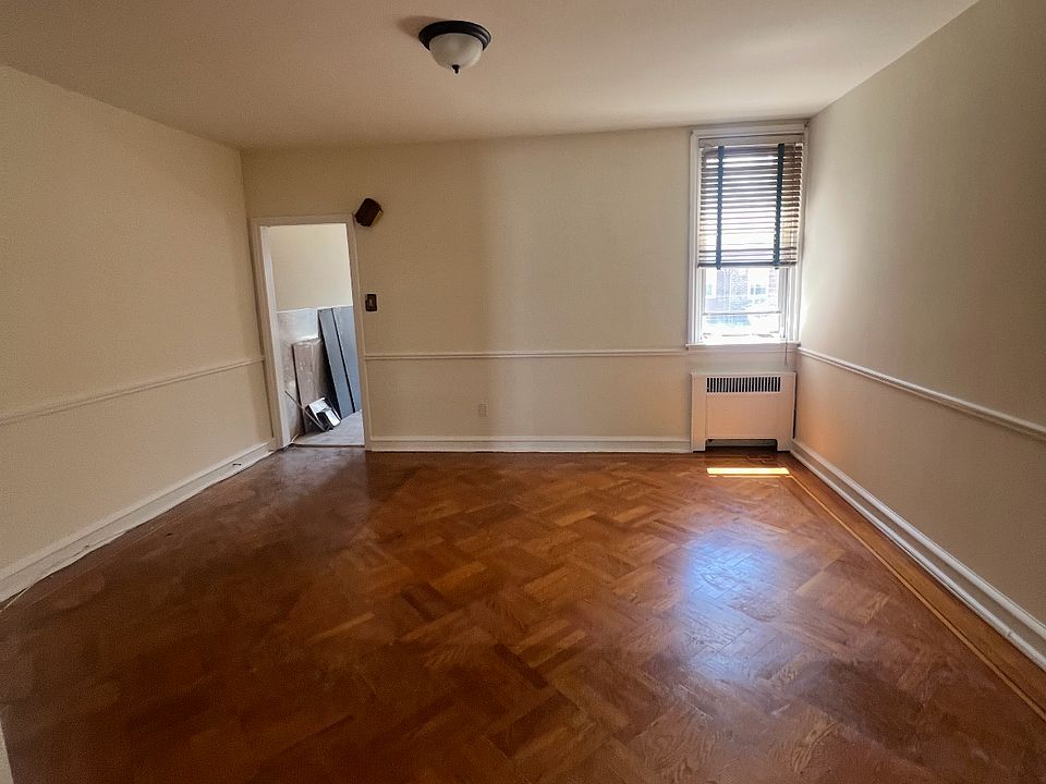 2nd image of 3158 Fanshawe St