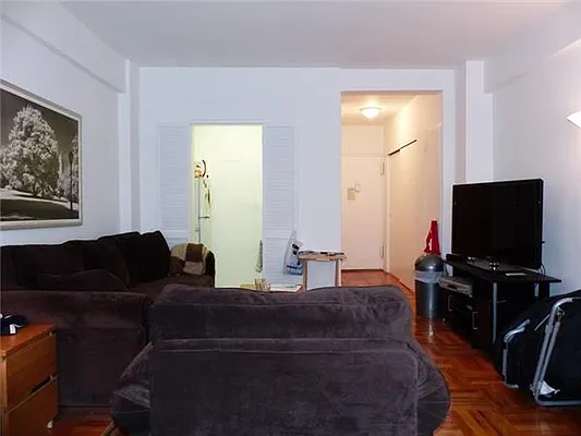 Sold by R New York | media 19