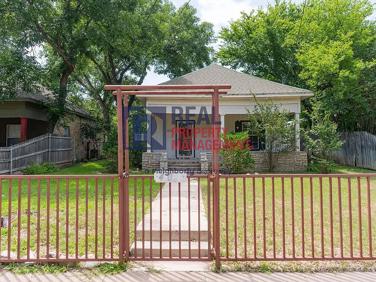 404 SW Barnard St — Photo 2