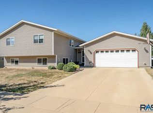 900 W 4th Ave, Lennox, SD 57039