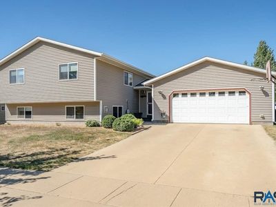 900 W 4th Ave, Lennox, SD, 57039