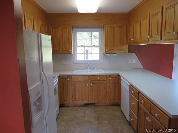 4th image of 117 Broomsage Ln