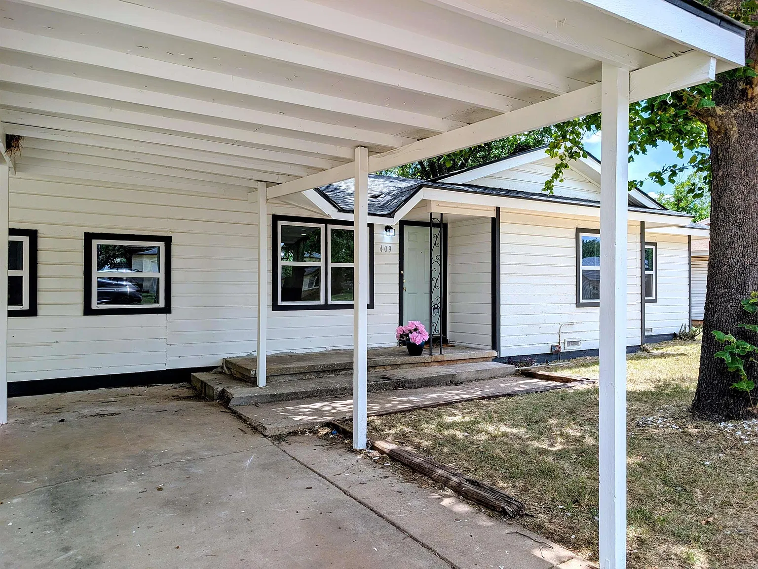 3 bed, 1.5 bath, 1348 sqft, $189,900 — Photo 2