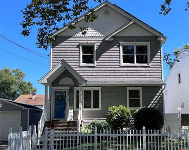 255 Granada Parkway, Lindenhurst, NY, 11757