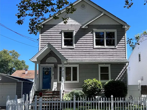 255 Granada Parkway, Lindenhurst, NY 11757