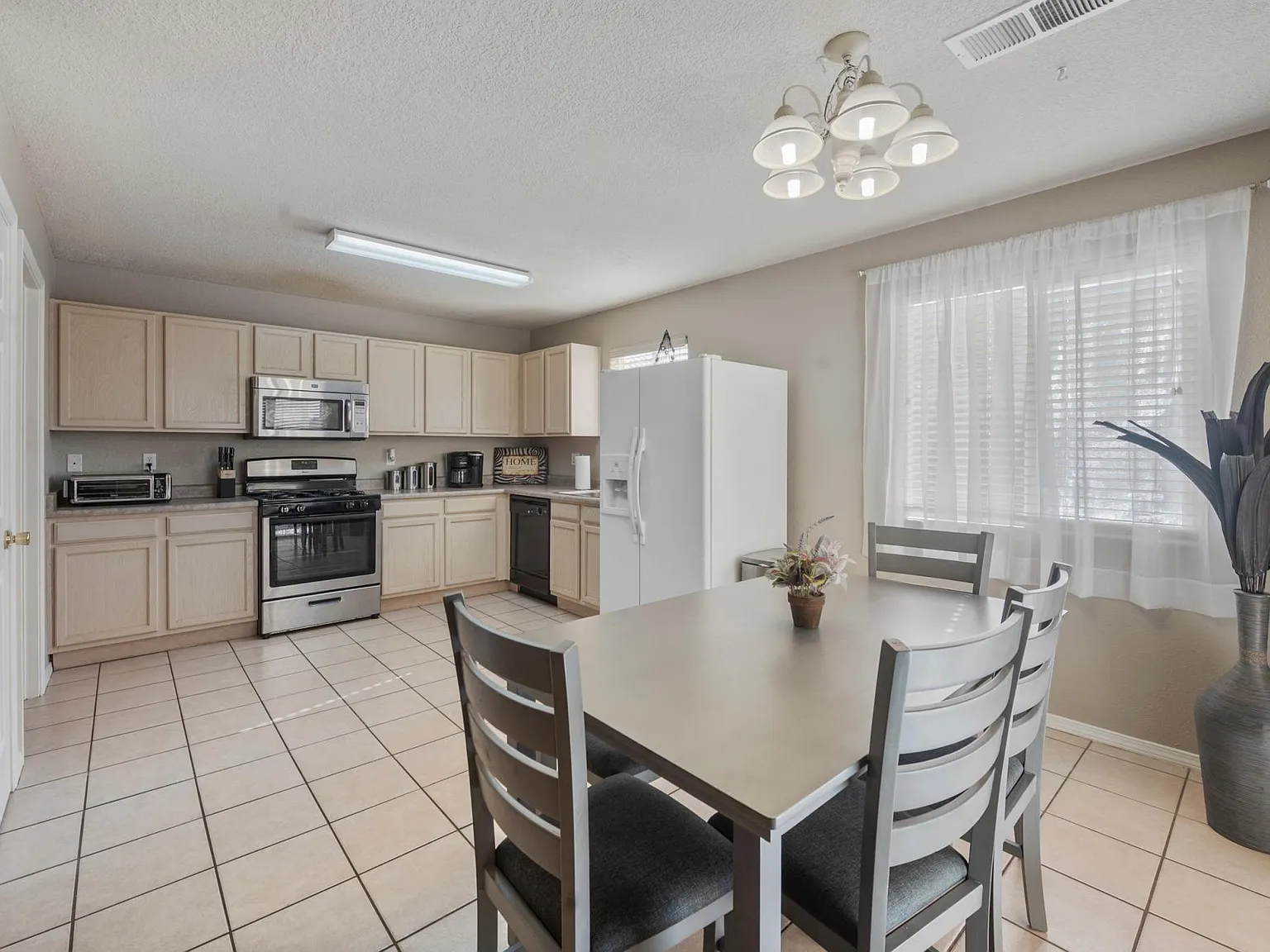 3 bed, 2.5 bath, 1600 sqft, $2,800 — Photo 4