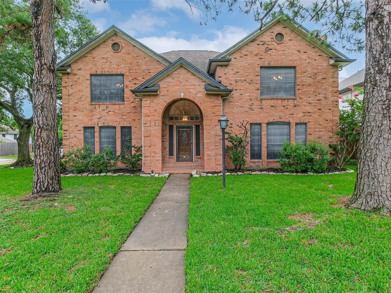5 bed, 3.5 bath, 3299 sqft, $2,300 — Photo 1