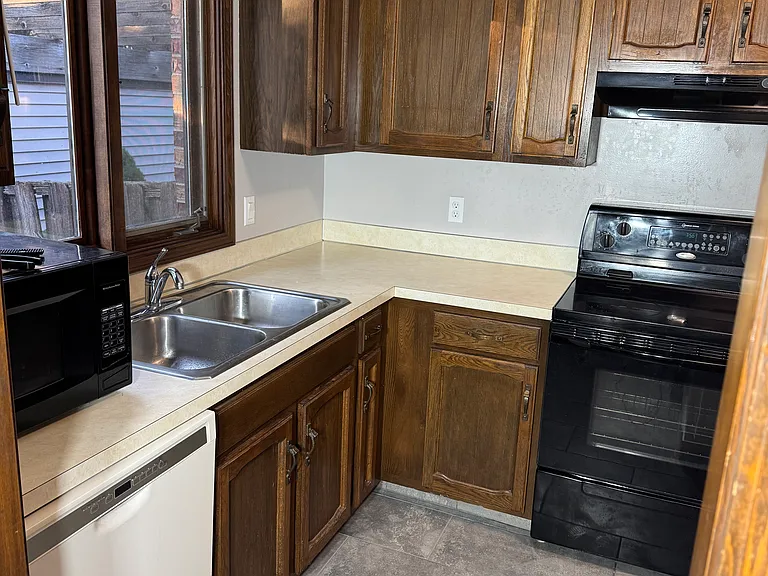 2219 Southwood Pl — Photo 3