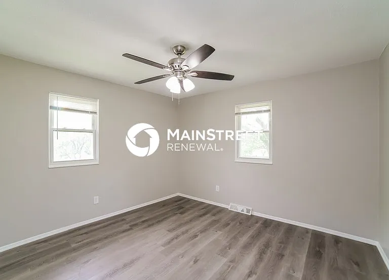 102 N Charlotte St — Photo 5