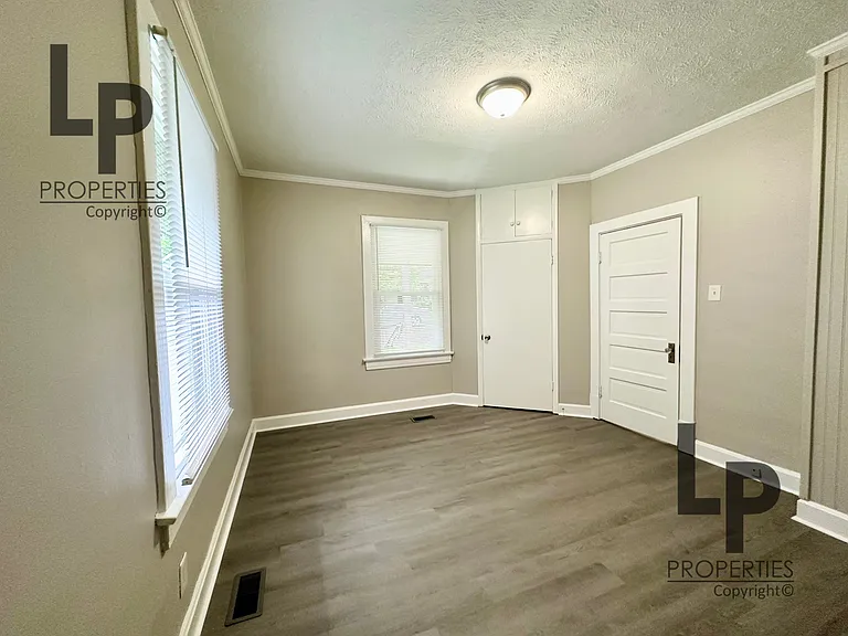 211 E 6th St — Photo 7