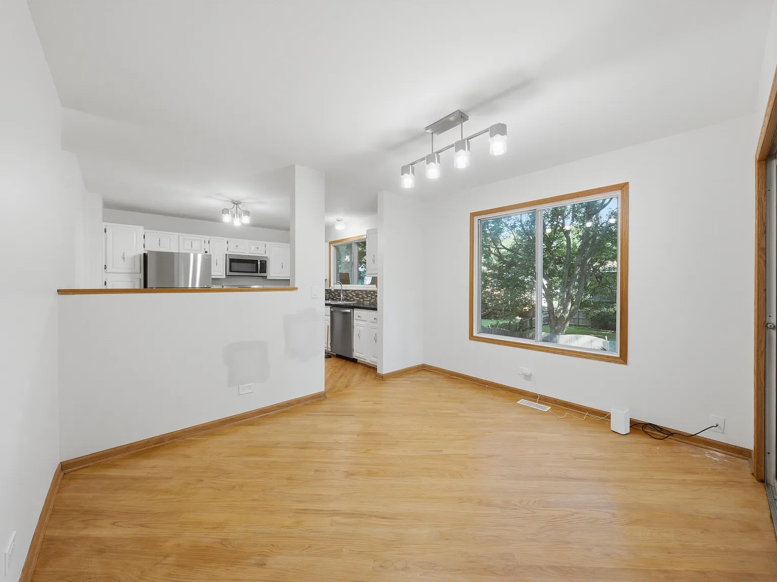 5 bed, 2500 sqft, $4,875 — Photo 3