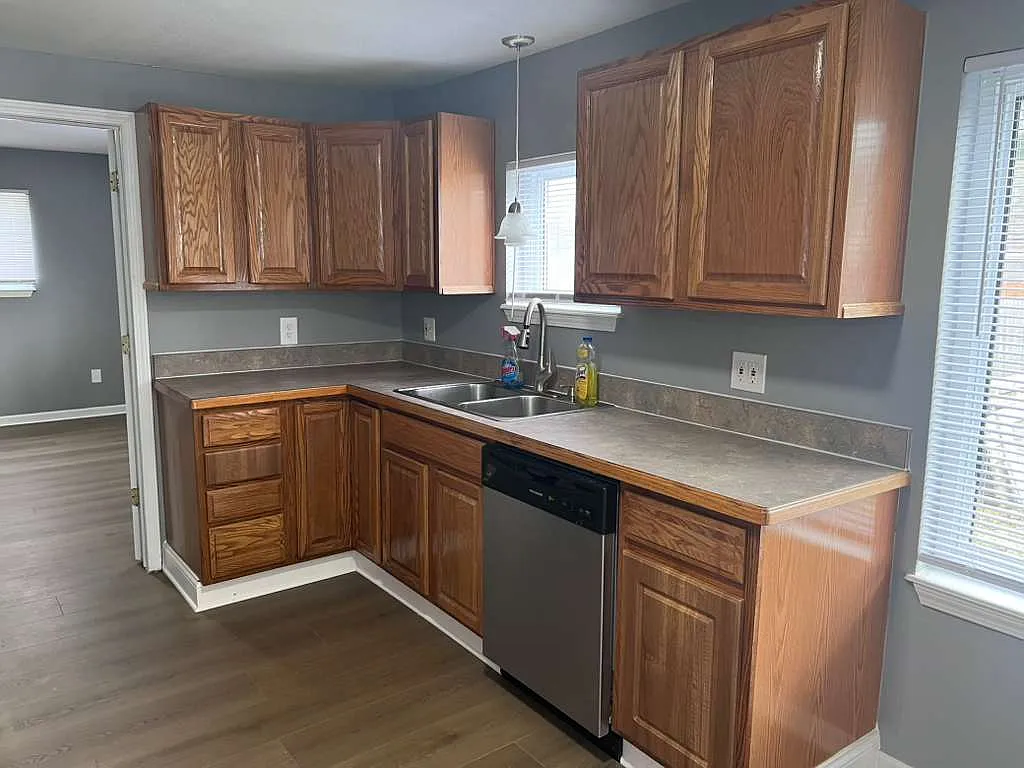 3 bed, 1300 sqft, $1,700 — Photo 3
