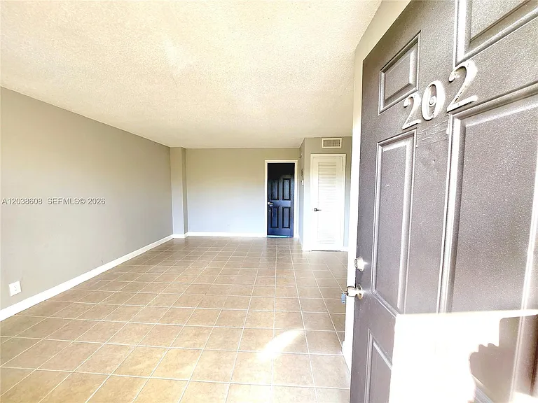 191 SW 15th St #202 — Photo 2