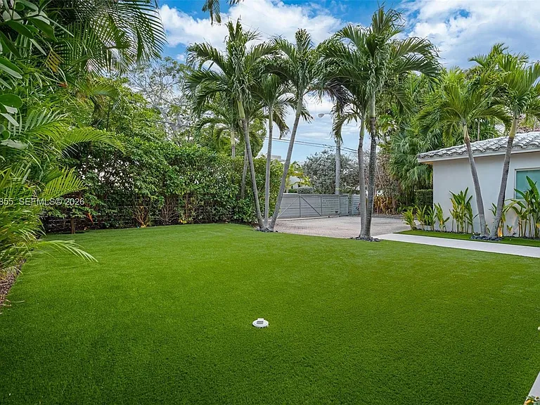 1835 Daytonia Rd — Photo 2
