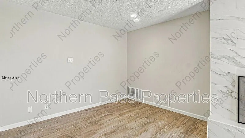 3 bed, 2.0 bath, 1386 sqft, $1,880 — Photo 4