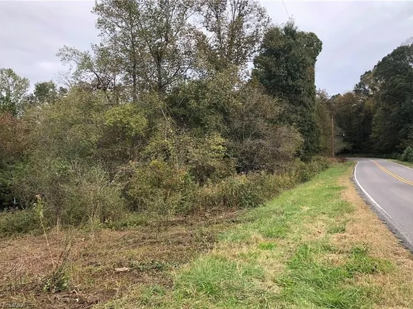 1641 Country Club Rd, Yadkinville, NC 27055