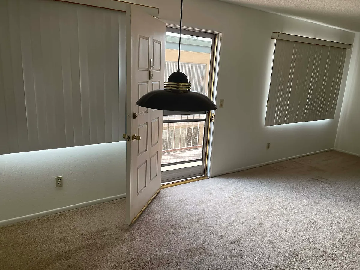 Building Photo - 333 W Lexington Dr #2