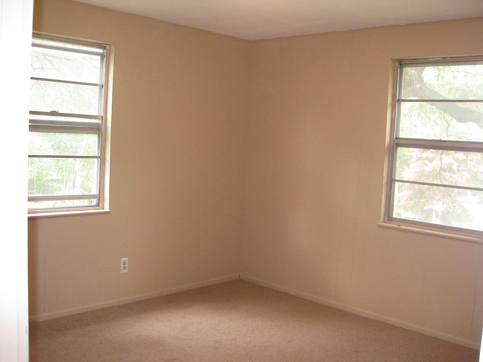 Bedroom -New paint & carpet
