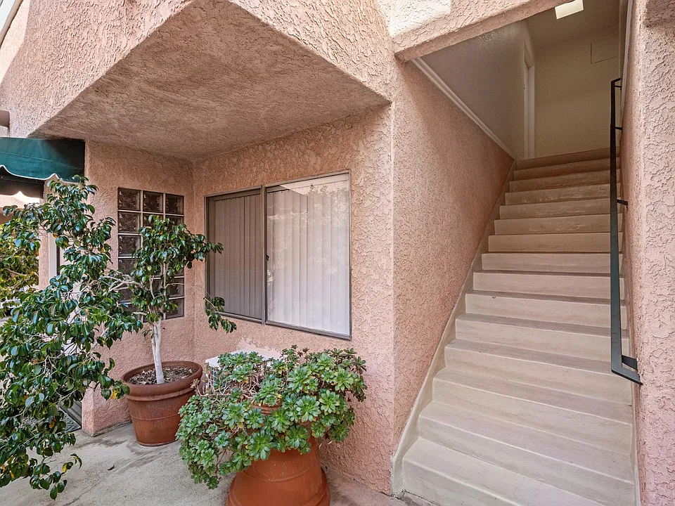 7013 Haskell Ave #207