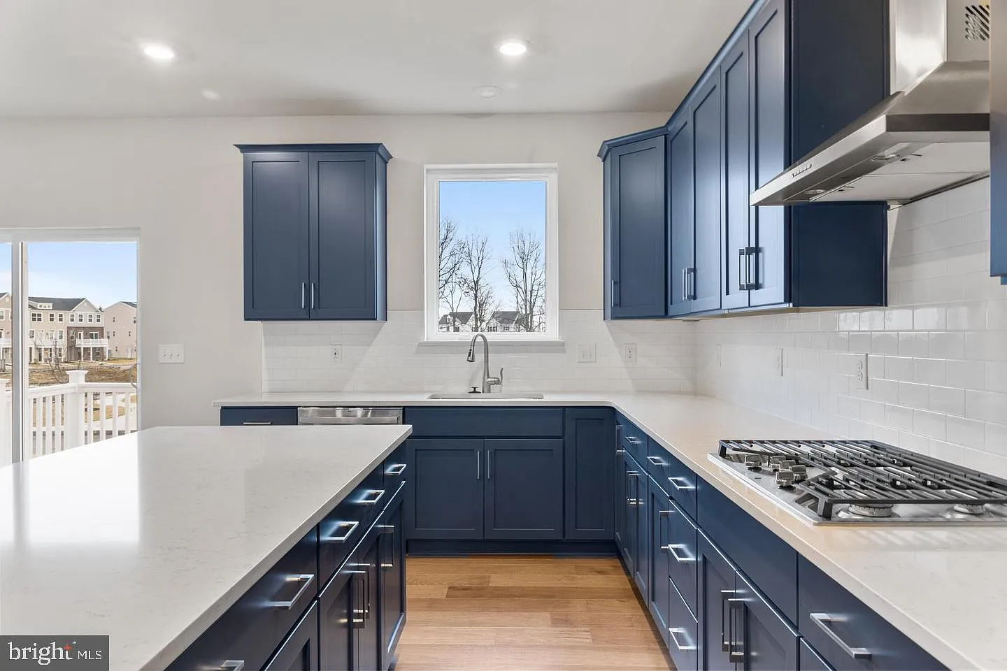 3 bed, 3.0 bath, 2176 sqft, $3,300 — Photo 3