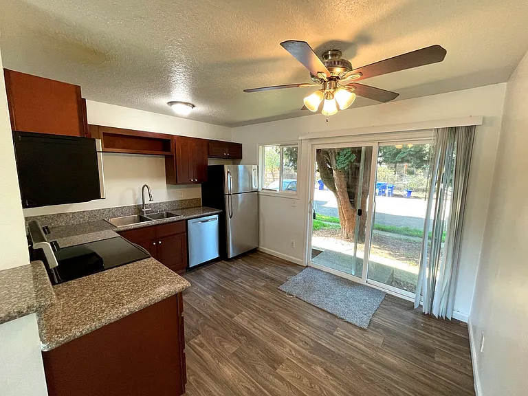 Fantastic 1 Bedroom Apartment in St Johns with Updated Kitchen — Photo 5