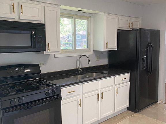 5th image of 14000 S Hoxie Ave #2