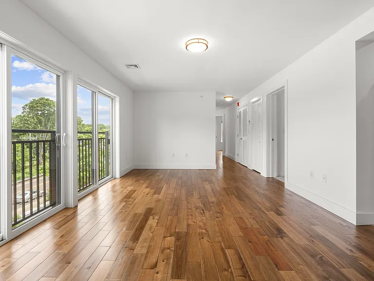 245 E Main St #10 — Photo 8