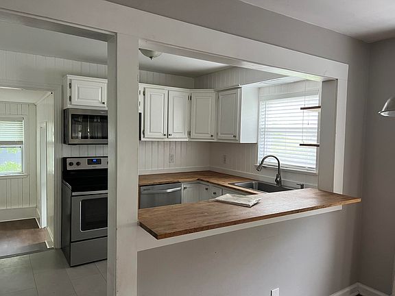 3rd image of 1218 W Fairfax Dr