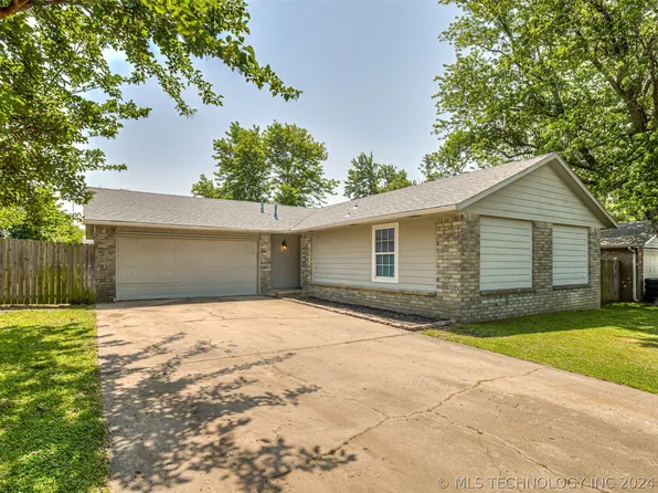 1372 E 142nd St, Glenpool, OK 74033