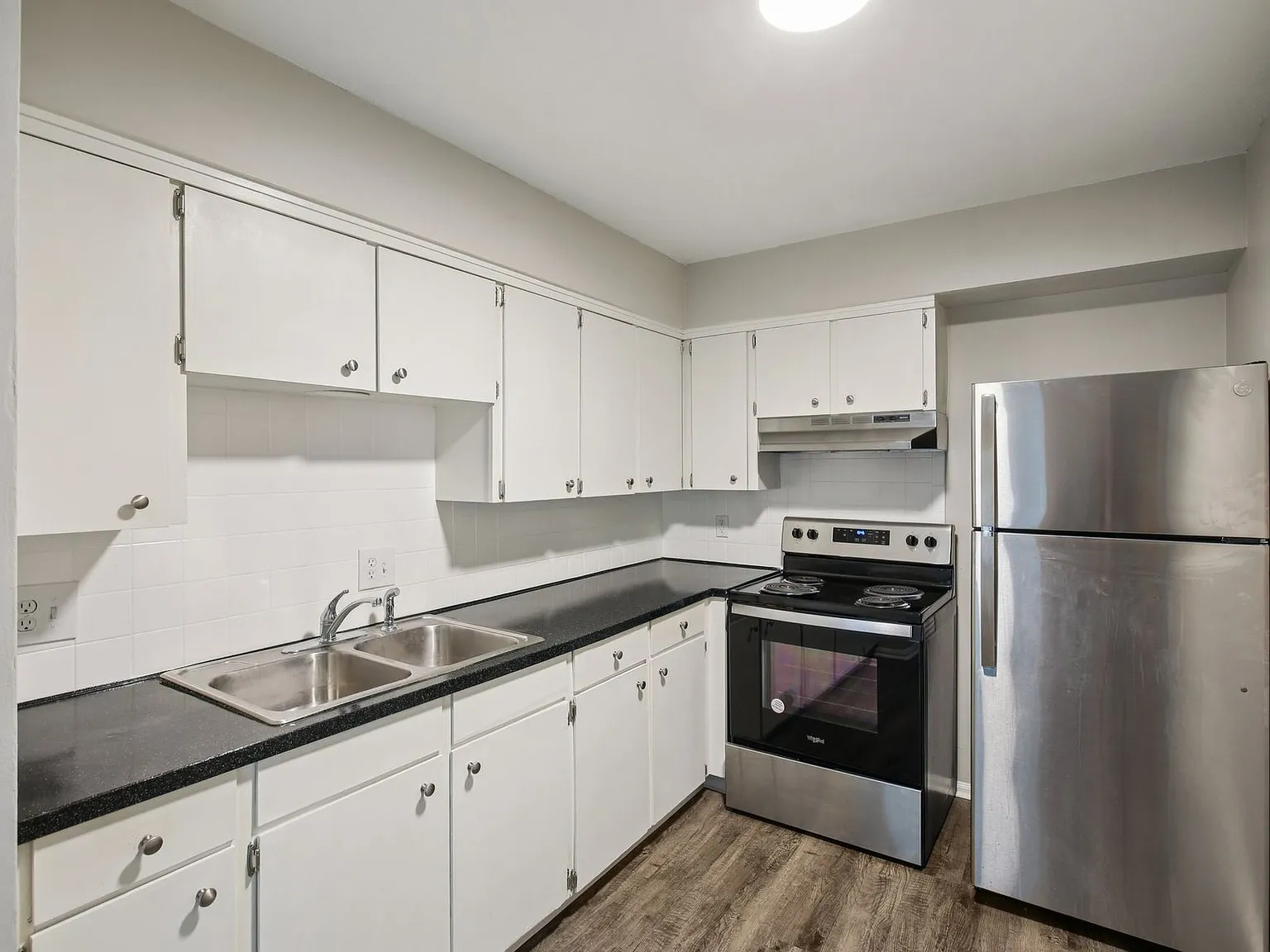 Mission Manor Apartments — Photo 4