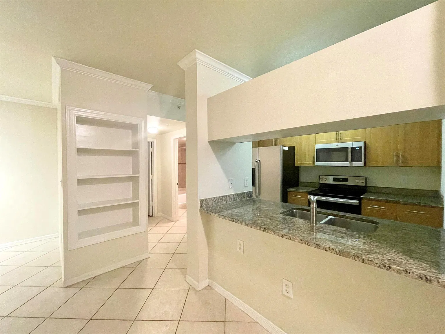 1 bed, 1.0 bath, 843 sqft, $1,840 — Photo 2