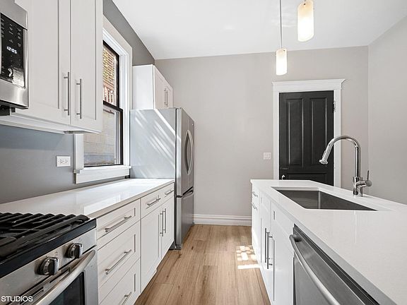 5th image of 3034 N Southport Ave #1