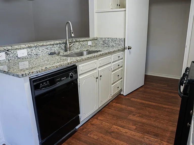 1302 Crescent St — Photo 28