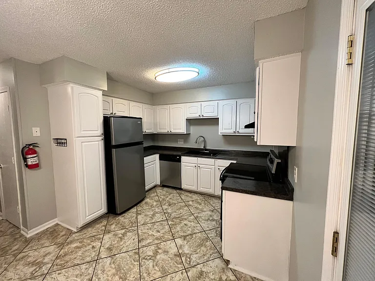 700 Coventry Ln #J — Photo 3