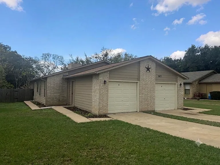 807 Lloyd Ln — Photo 2