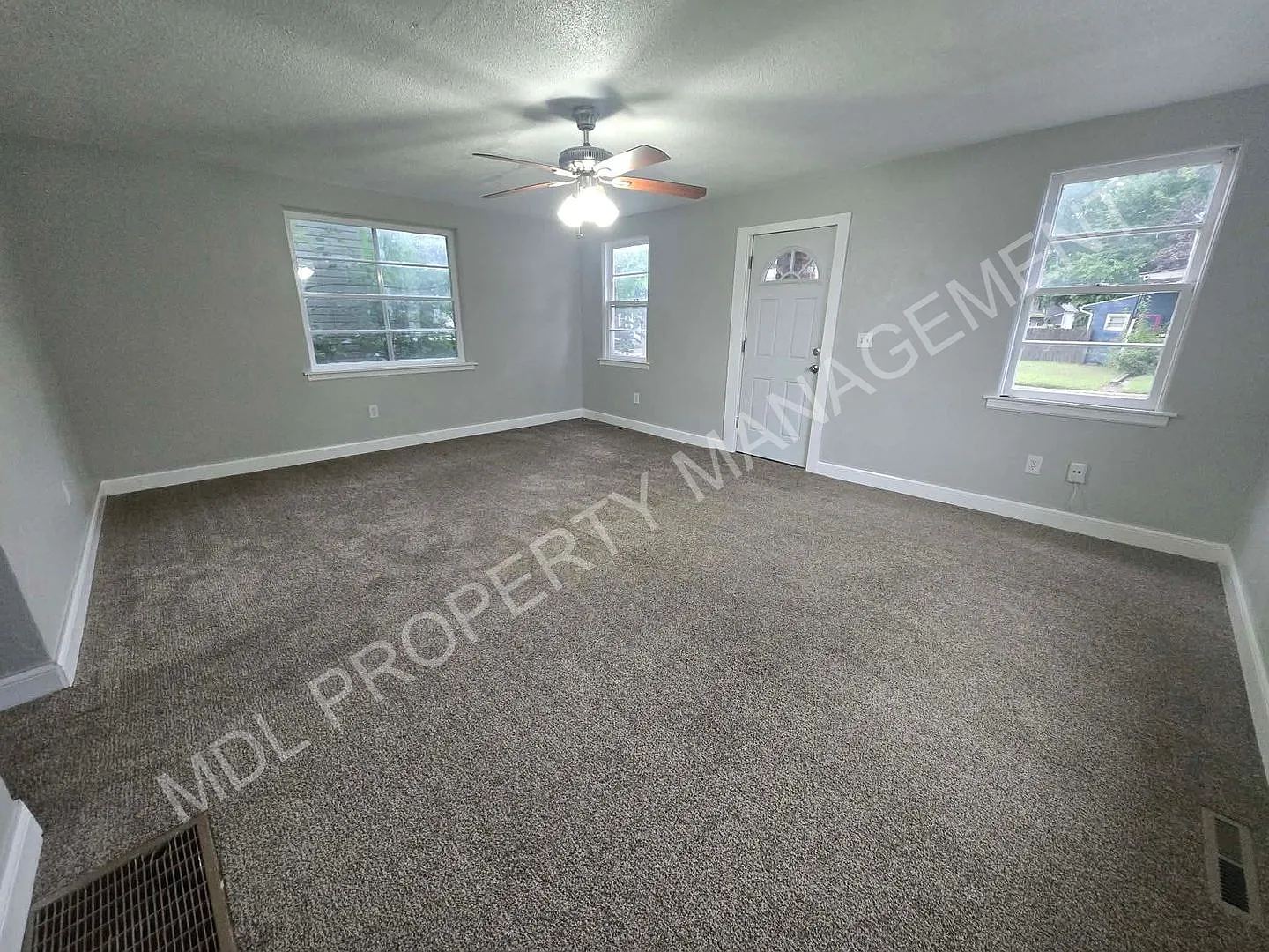 2-Bedroom House in Bay City — Photo 2