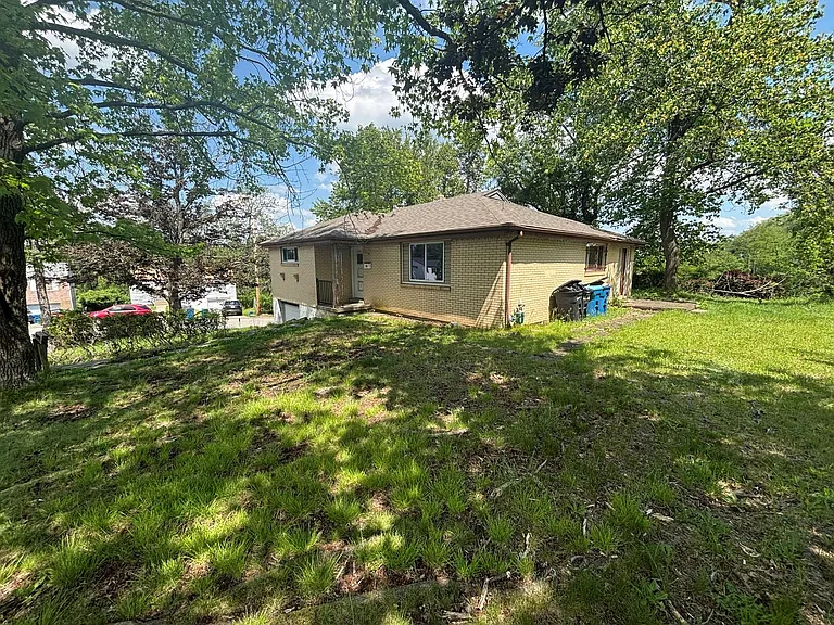 251 Selvin Dr — Photo 2