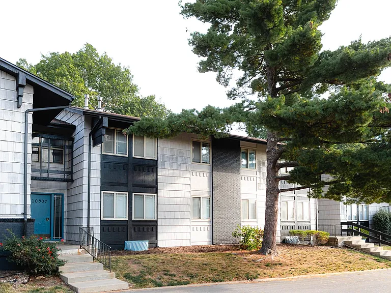 LIMITED TIME OFFER - DISCOUNTED RENTS ON STUDIO, ONE & TWO Bedroom Apartment & Townhomes!! — Photo 31