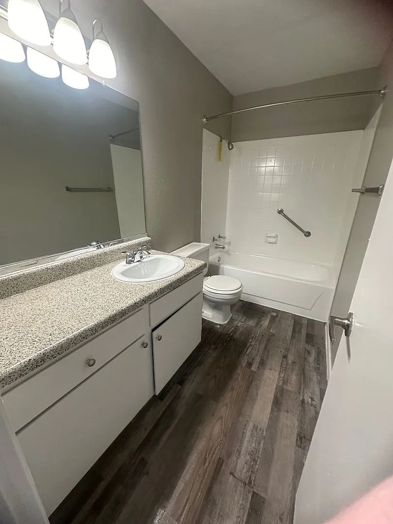 Spacious 2br/2ba Flat With Private Patio — Photo 2