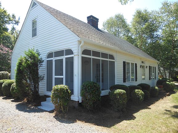 140 sq. ft. screened porch 