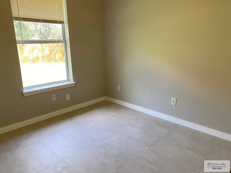 2098 El Paraiso — Photo 15