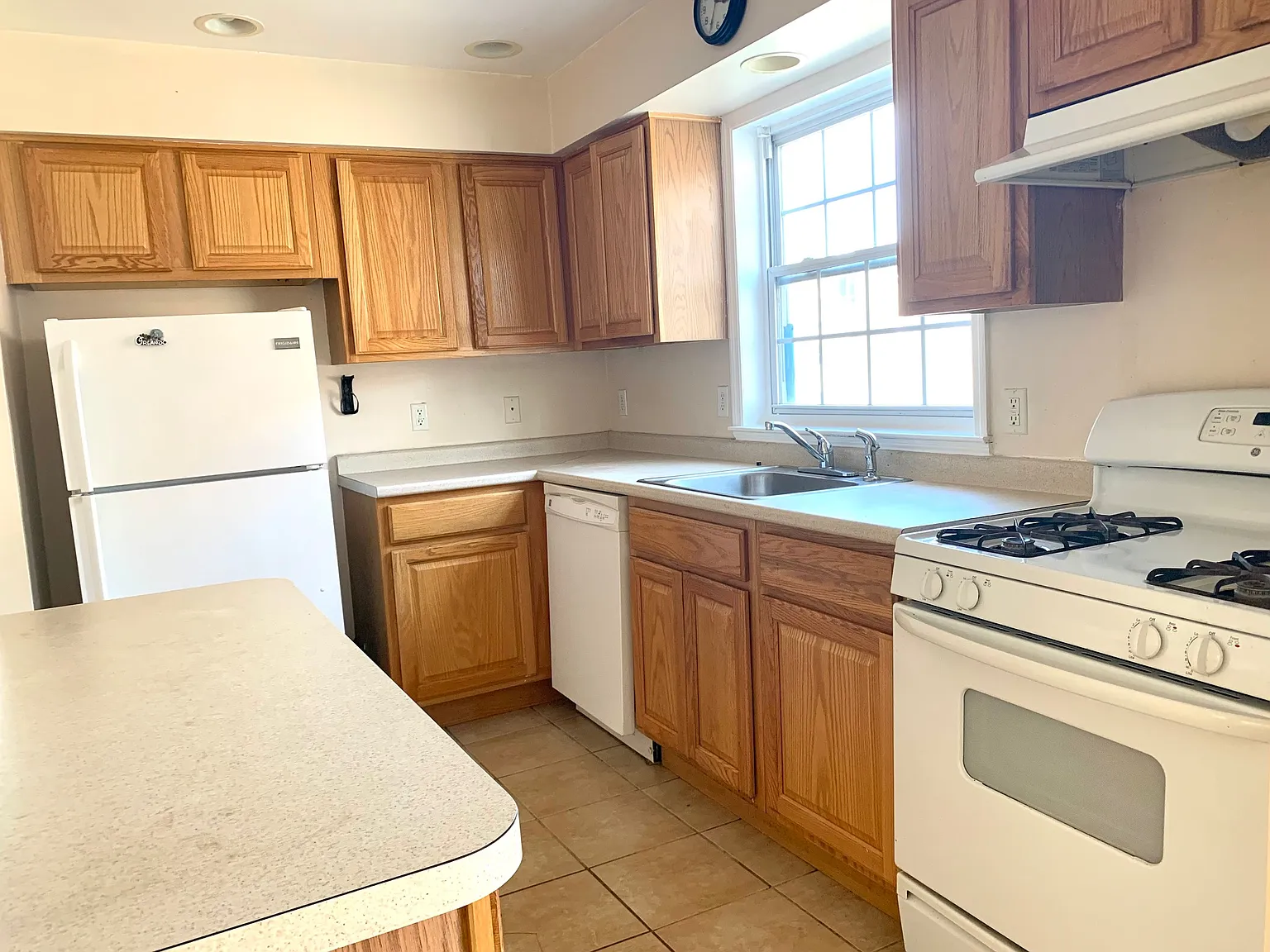 3 bed, 2.5 bath, 1400 sqft, $3,200 — Photo 3
