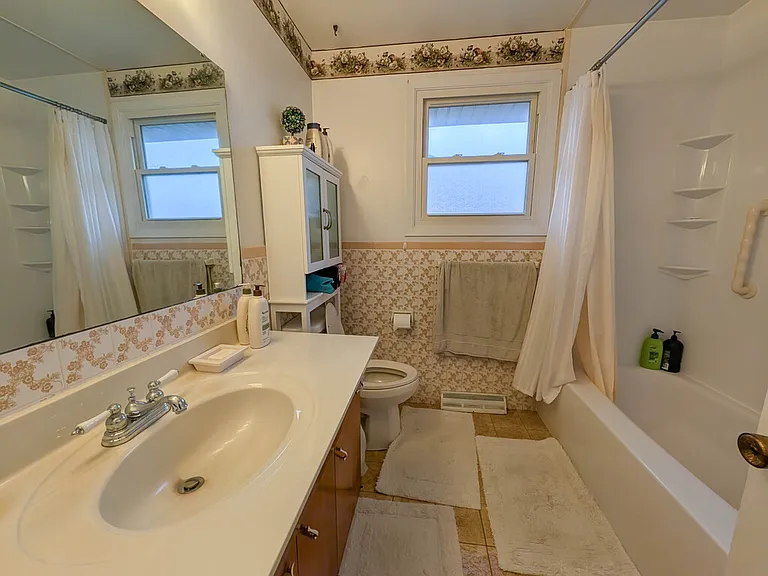 127 Westwood Cres #1 — Photo 19
