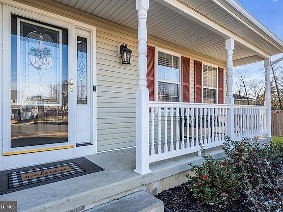 4th image of 11 Lucille Ct