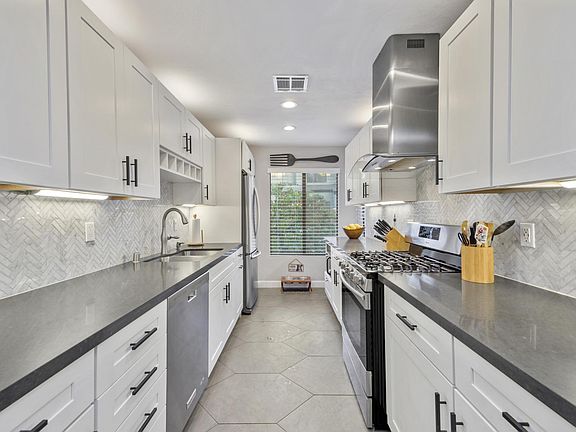 5th image of 12831 Moorpark St Unit 10