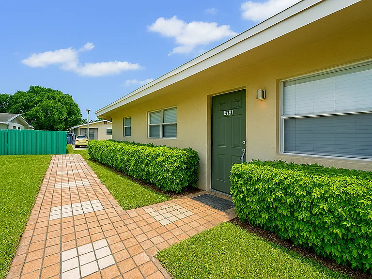 Waterford Villas - 551 Kathy Ct Margate, FL 33068 — Photo 15